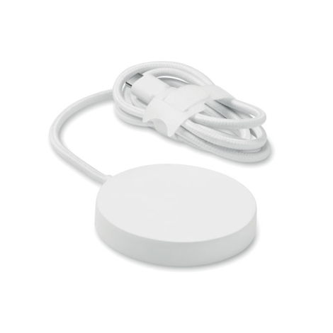 Vue de trois-quarts d'un chargeur magnétique sans fil blanc, avec boîtier rond et plat relié à un câble blanc tressé, enroulé et