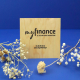 Sous-verre carré en bois clair, vu de face, avec veinage vertical et personnalisation noire composée d'un logo et de textes. Pré Sous-verre carré en bois clair, vu de face, avec veinage vertical et personnalisation noire composée d'un logo et de textes. Pré