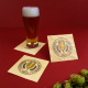 Trois sous-verres carrés en bois clair personnalisés, disposés sur fond rouge. Deux sont posés à plat, le troisième légèrement i Trois sous-verres carrés en bois clair personnalisés, disposés sur fond rouge. Deux sont posés à plat, le troisième légèrement i