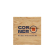 Sous-verre carré en bois brun clair, posé à plat sur fond blanc, avec veinage horizontal marqué et personnalisation centrale com Sous-verre carré en bois brun clair, posé à plat sur fond blanc, avec veinage horizontal marqué et personnalisation centrale com