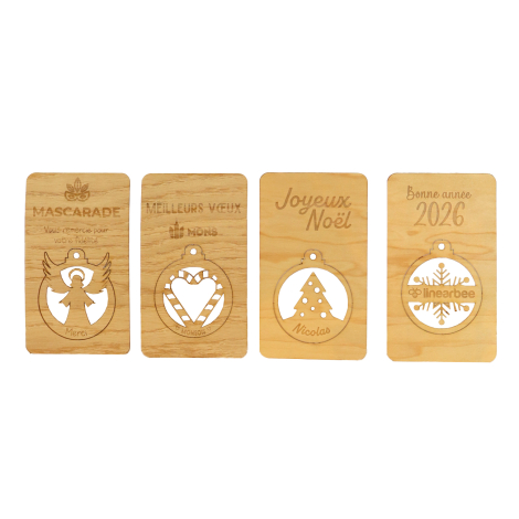 Carte de vœux en bois clair avec boule détachable à ange ajouré, logo et message de remerciement. Présentée avec un étui kraft f