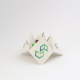 Cocotte en papier blanc ouverte sur fond blanc, avec logo géométrique vert et bleu sur la face centrale et textes imprimés sur l Cocotte en papier blanc ouverte sur fond blanc, avec logo géométrique vert et bleu sur la face centrale et textes imprimés sur l