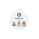 Boule de Noël RADTEK et étoile Vitalief en papier ensemencé, suspendues sur fond rouge avec des sapins décoratifs en bois et des