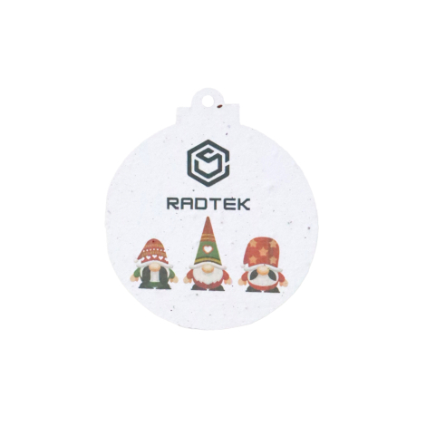 Boule de Noël RADTEK et étoile Vitalief en papier ensemencé, suspendues sur fond rouge avec des sapins décoratifs en bois et des