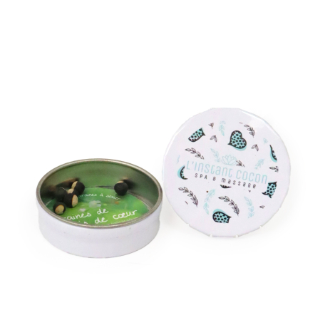 Petite boîte métallique ronde blanche contenant des graines de pois de cœur, avec son couvercle personnalisé L’instant Cocon Spa