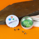 Boîte clic-clac blanche personnalisée AVECsanté, ouverte avec des graines de pois de cœur et quelques graines dispersées sur fon Boîte clic-clac blanche personnalisée AVECsanté, ouverte avec des graines de pois de cœur et quelques graines dispersées sur fon