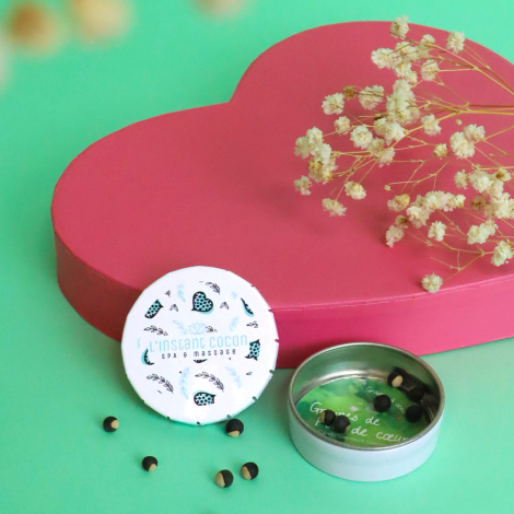 Boîte clic-clac blanche personnalisée L’instant Cocon Spa & Massage, accompagnée de graines de pois de cœur et d'une boîte rose 