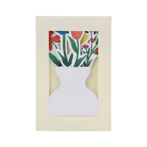 Calendrier vase fleuri en papier présenté dans sa pochette de protection beige, avec fenêtre transparente laissant apparaître le