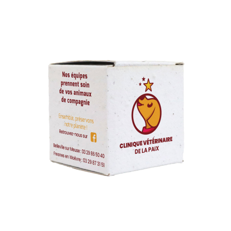 Gros plan sur une boîte en papier ensemencé personnalisée pour la Clinique Vétérinaire de la Paix, avec logo, coordonnées et mes
