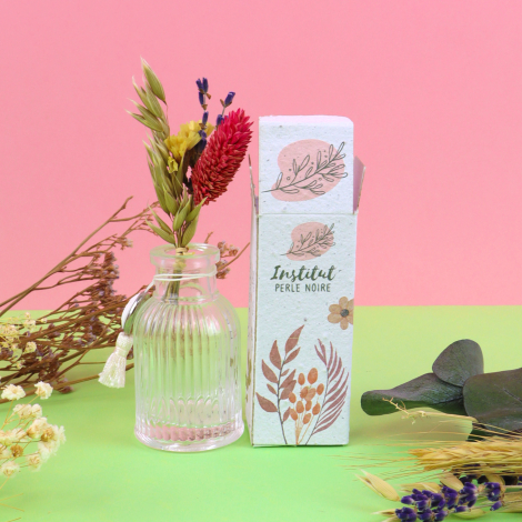 Coffret de fleurs séchées personnalisé en papier à planter, présenté ouvert à l'horizontale avec son bouquet et ses instructions