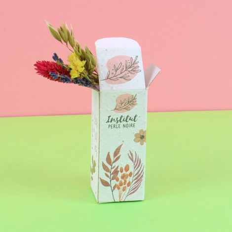 Vue du dos d'un coffret de fleurs séchées publicitaire en papier ensemencé, avec composition florale et détail des quatre variét