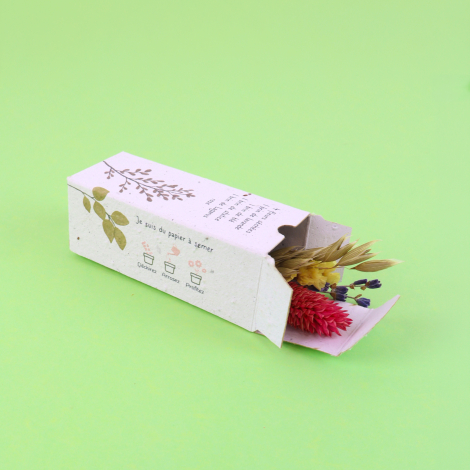 Coffret de fleurs séchées personnalisé avec logo et illustrations botaniques, accompagné d'un petit vase en verre contenant le b