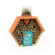 Hôtel à insectes personnalisé en bois avec toit orange, tubes de bambou, logo Andros sur la face avant et petit pot en terre cui