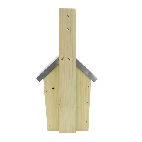 Vue arrière d'un nichoir à oiseaux en bois naturel avec toit métallique gris et longue planche de fixation percée de deux trous,