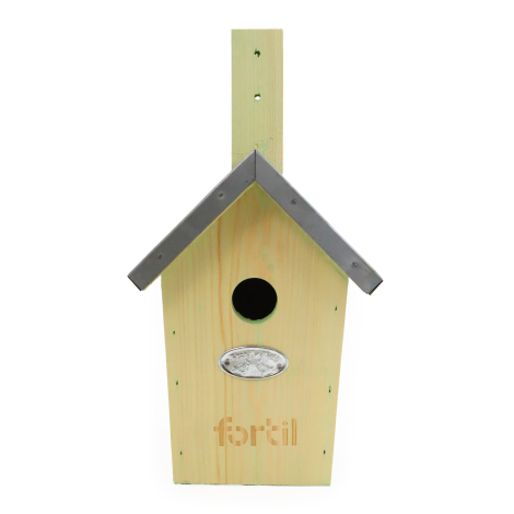 Vue latérale d'un nichoir à oiseaux en bois naturel avec toit métallique gris à deux pans et planche de fixation verticale à l'a