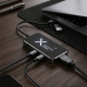 Hub USB noir personnalisé avec logo lumineux blanc, branché à un ordinateur portable et connecté à plusieurs câbles sur un burea Hub USB noir personnalisé avec logo lumineux blanc, branché à un ordinateur portable et connecté à plusieurs câbles sur un burea