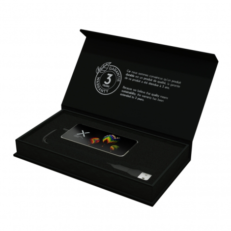 Hub USB noir personnalisé avec impression couleur de montgolfières, présenté dans un coffret cadeau noir ouvert avec calage inté