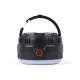 Lanterne de camping noire présentée avec sa poignée de suspension relevée, son bouton d'alimentation orange et son diffuseur bla Lanterne de camping noire présentée avec sa poignée de suspension relevée, son bouton d'alimentation orange et son diffuseur bla