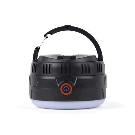 Lanterne de camping noire présentée avec sa poignée de suspension relevée, son bouton d'alimentation orange et son diffuseur bla