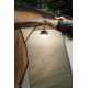 Lanterne de camping allumée, suspendue à l'intérieur d'une tente beige pour éclairer l'espace sous la toile. Lanterne de camping allumée, suspendue à l'intérieur d'une tente beige pour éclairer l'espace sous la toile.