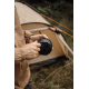 Une personne manipule la manivelle de la lanterne noire devant une tente de camping installée en pleine nature. Une personne manipule la manivelle de la lanterne noire devant une tente de camping installée en pleine nature.