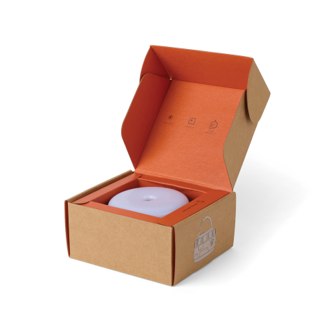 Lanterne de camping présentée dans son coffret en carton kraft ouvert, avec intérieur orange et logement de protection.