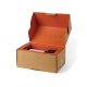Lanterne noire rangée horizontalement dans sa boîte en carton kraft ouverte, avec intérieur orange et illustrations des fonction