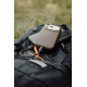 Smartphone posé sur un chargeur noir pliable, avec câble de charge tressé connecté au téléphone et mousqueton détaché placé à cô Smartphone posé sur un chargeur noir pliable, avec câble de charge tressé connecté au téléphone et mousqueton détaché placé à cô