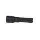 Lampe torche noire présentée de profil, avec corps cylindrique à texture quadrillée, port USB protégé par un cache et extrémité 
