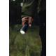 Vue rapprochée d'une lampe torche noire allumée tenue par un homme en veste kaki, avec tête large rainurée et bouton latéral cer