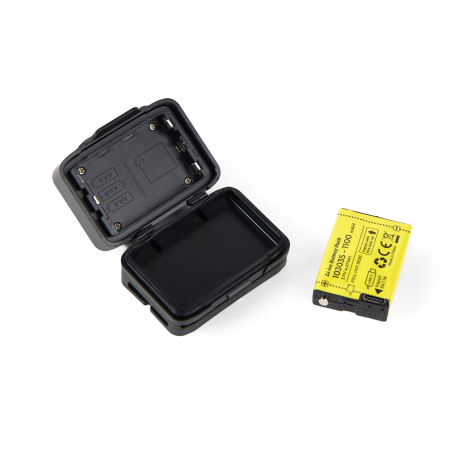 Compartiment d'alimentation de la lampe frontale ouvert, laissant voir les emplacements pour trois piles AAA et les contacts mét