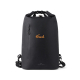 Vue de face d’un sac à dos noir à fermeture enroulable, avec poche zippée verticale sur la gauche et marquage orange au centre d Vue de face d’un sac à dos noir à fermeture enroulable, avec poche zippée verticale sur la gauche et marquage orange au centre d