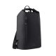 Vue de trois quarts d’un sac à dos noir avec fermeture supérieure enroulée, poche zippée verticale sur le devant et bretelles vi Vue de trois quarts d’un sac à dos noir avec fermeture supérieure enroulée, poche zippée verticale sur le devant et bretelles vi