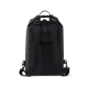 Vue arrière du sac à dos noir montrant deux bretelles réglables, une poignée supérieure et les attaches à mousqueton situées dan Vue arrière du sac à dos noir montrant deux bretelles réglables, une poignée supérieure et les attaches à mousqueton situées dan