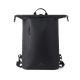Vue de face du sac noir avec fermeture supérieure déroulée et étendue horizontalement, poignée centrale, boucles latérales et po Vue de face du sac noir avec fermeture supérieure déroulée et étendue horizontalement, poignée centrale, boucles latérales et po