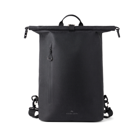Vue de face du sac noir avec fermeture supérieure déroulée et étendue horizontalement, poignée centrale, boucles latérales et po