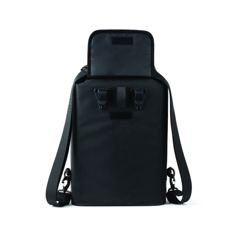 Vue arrière du sac noir avec rabat supérieur relevé, laissant apparaître deux crochets de fixation, une sangle centrale et des b