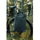 Sac noir à fermeture enroulable fixé sur le côté de la roue arrière d’un vélo, avec poche zippée verticale visible, dans un envi Sac noir à fermeture enroulable fixé sur le côté de la roue arrière d’un vélo, avec poche zippée verticale visible, dans un envi