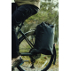 Vue rapprochée d’un sac noir fixé sur le côté d’un vélo, à hauteur de la roue arrière, avec fermeture enroulable et poche zippée Vue rapprochée d’un sac noir fixé sur le côté d’un vélo, à hauteur de la roue arrière, avec fermeture enroulable et poche zippée