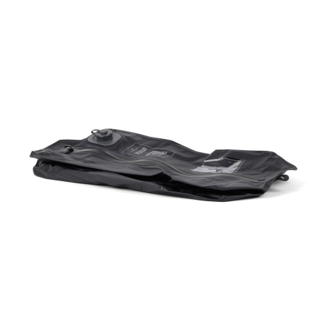 Sac de compression noir présenté à plat, avec fermeture zippée sur toute la longueur, valve ronde à bouchon et poche transparent