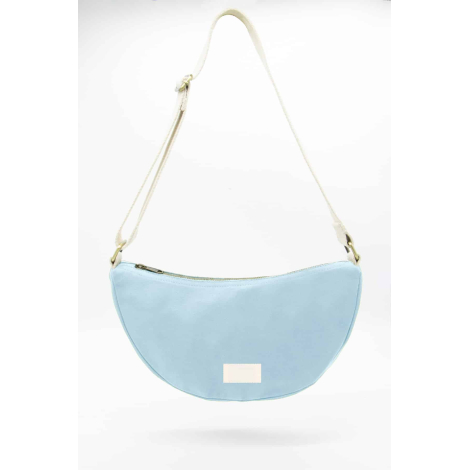 Vue de face du sac demi-lune Inès bleu azur avec fermeture zippée, bandoulière écrue réglable, mousquetons métalliques dorés et 