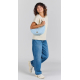 Femme portant à l'épaule le sac demi-lune Inès bleu azur, avec bandoulière écrue réglable et étiquette personnalisée avec logo s