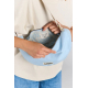 Gros plan sur l'intérieur du sac demi-lune Inès bleu azur, ouvert par fermeture zippée, avec doublure à motifs floraux bleus, ét