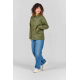 Femme portant la veste de travail Camille vert olive boutonnée, avec col chemise, manches longues et deux grandes poches plaquée Femme portant la veste de travail Camille vert olive boutonnée, avec col chemise, manches longues et deux grandes poches plaquée