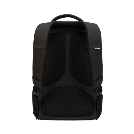 Vue arrière du sac à dos noir, montrant deux bretelles réglables et trois zones de rembourrage en maille aérée, deux verticales 