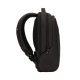 Vue de profil du sac à dos noir, mettant en évidence sa silhouette étroite, ses différents compartiments zippés, sa poche latéra