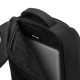 Gros plan sur le compartiment arrière du sac à dos noir, ouvert pour montrer sa doublure douce et épaisse de couleur noire, prot