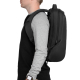 Un homme portant un haut noir à manches grises présente le sac à dos noir sur ses épaules, vu de profil. Le sac épouse son dos e