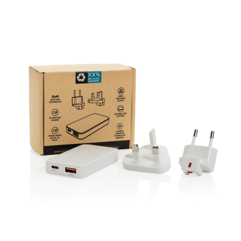 Présentation du chargeur plat blanc avec ses deux ports USB visibles, accompagné de deux fiches interchangeables européenne et b