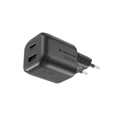 Chargeur secteur noir présenté sous un angle opposé, avec ses ports USB-C et USB-A superposés, ses deux broches rondes.